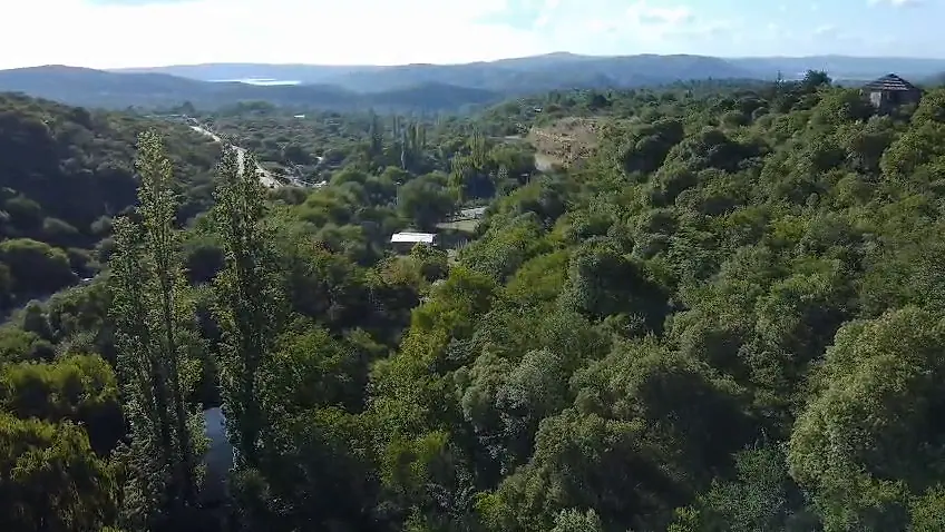 El valle de Traslasierra visto desde el aire sobre el terreno, con las sierras al fondo